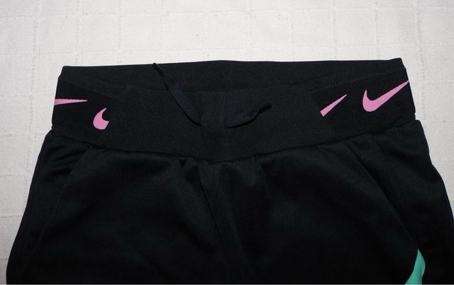 Chándal Nike Negro con Detalles Rosas