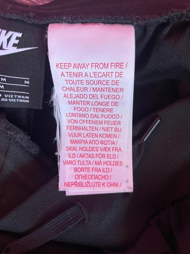 Chándal Nike Negro con Detalles Rosas