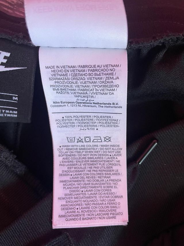 Chándal Nike Negro con Detalles Rosas