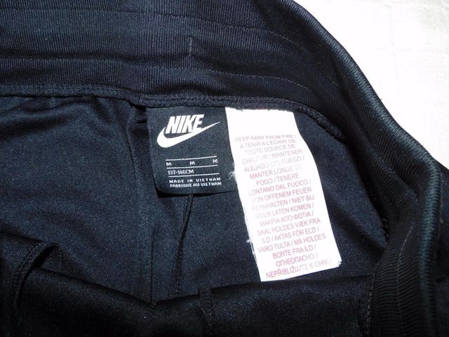 Chándal Nike Negro con Detalles Rosas
