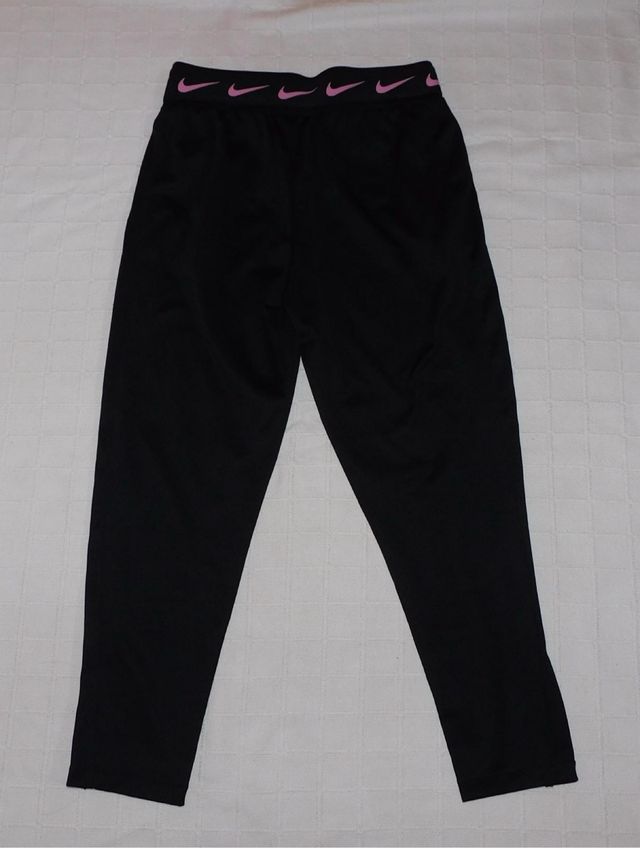 Chándal Nike Negro con Detalles Rosas