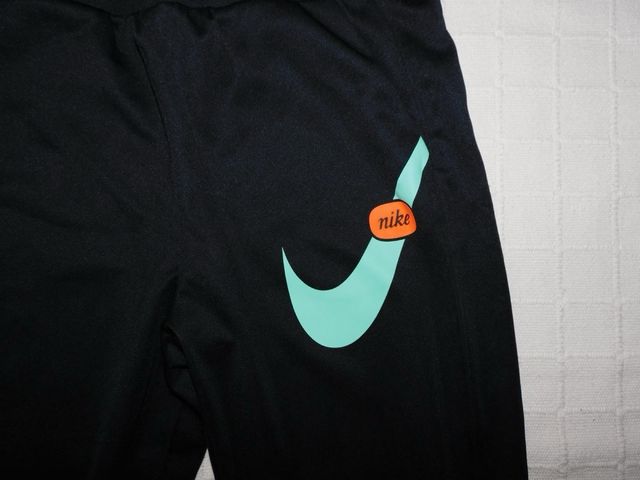 Chándal Nike Negro con Detalles Rosas