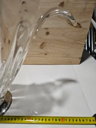 Jarrón de cristal con base metálica