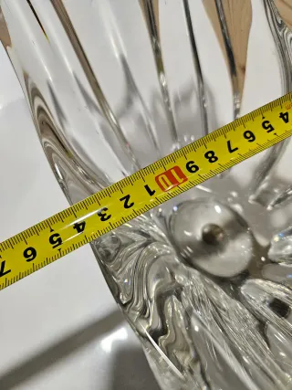 Jarrón de cristal con base metálica