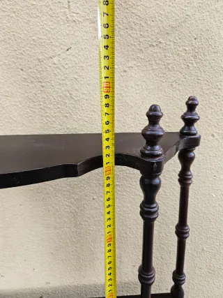 Estanterías de madera oscura