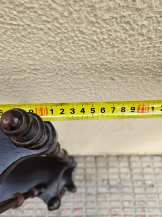 Estanterías de madera oscura