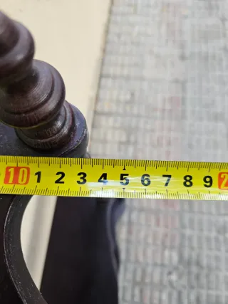 Estanterías de madera oscura