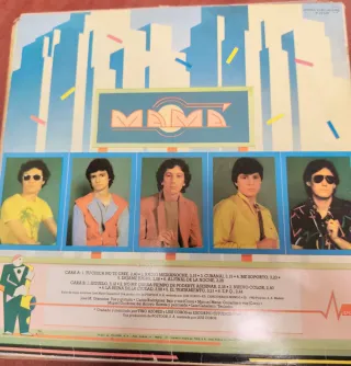Dos vinilos LP del grupo Mamá.