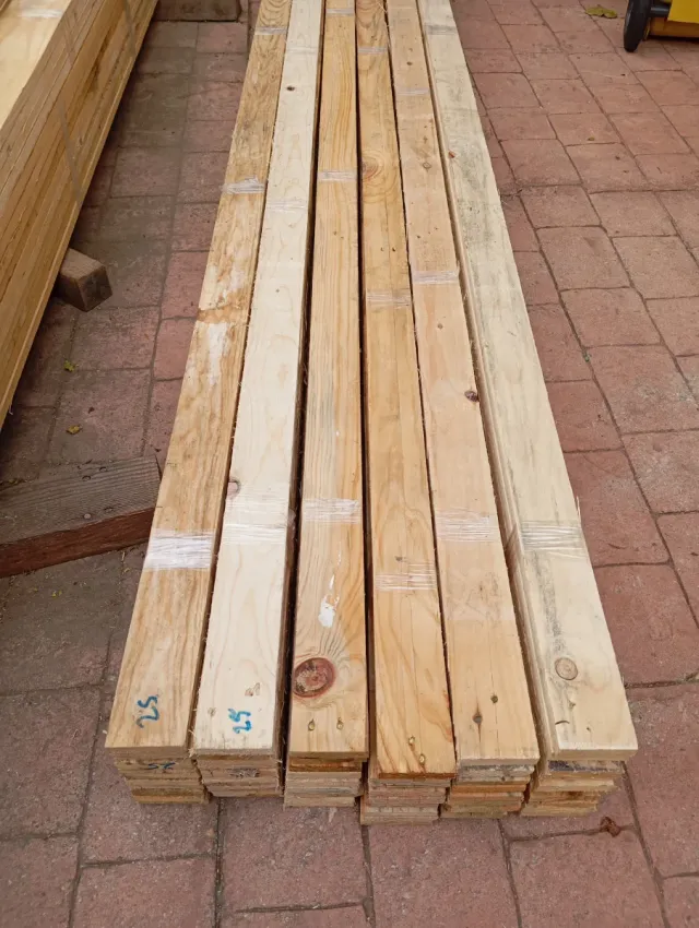 Tablas de palets de madera. Listones. Vigas.