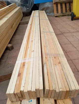 Tablas de palets de madera.  Listones. Vigas.