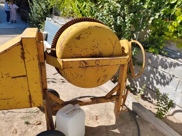 Hormigonera Profesional. Hay que revisarla.