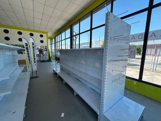 Murales, gondolas y estanterias.