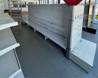 Murales, gondolas y estanterias.