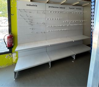 Murales, gondolas y estanterias.