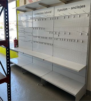 Murales, gondolas y estanterias.