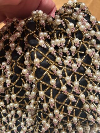 Bolso pedrería Zara negro y dorado