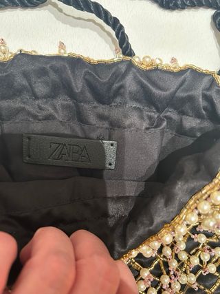 Bolso pedrería Zara negro y dorado