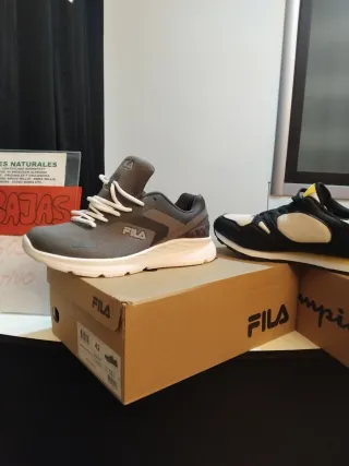 Tienda de ropa gris y blanca