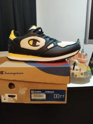 Tienda de ropa gris y blanca