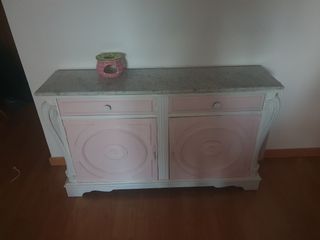 Cómodademaderaymármolrosa