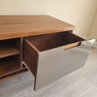 Mobili moderni in legno e metallo