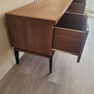 Mobili moderni in legno e metallo