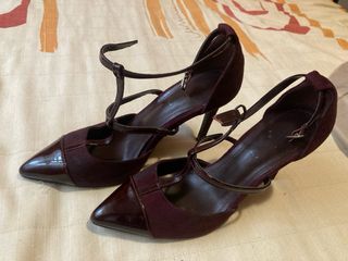 Zapatos de tacón morados con tira