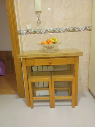 Mesa  cocina extensible 40x80 y  2taburetes