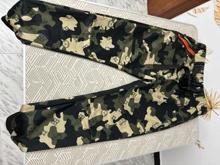 Pantalón camuflaje con logo