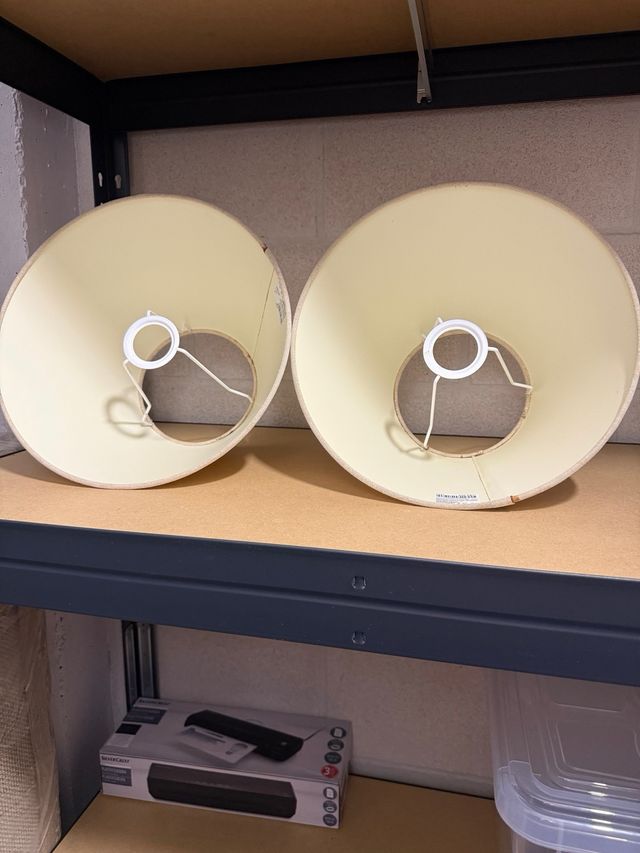 Juego 2 pantallas lámpara tela beige.
