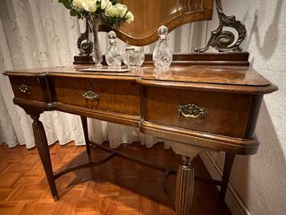 Tocador antiguo de madera con espejo