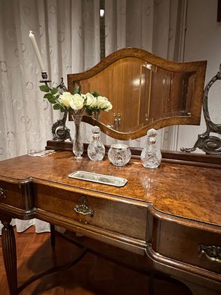 Tocador antiguo de madera con espejo