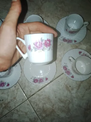 6 tazas de café con platos de porcelana