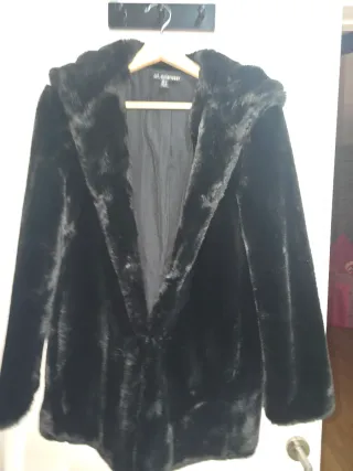 Chaqueta de pelo negra con capucha