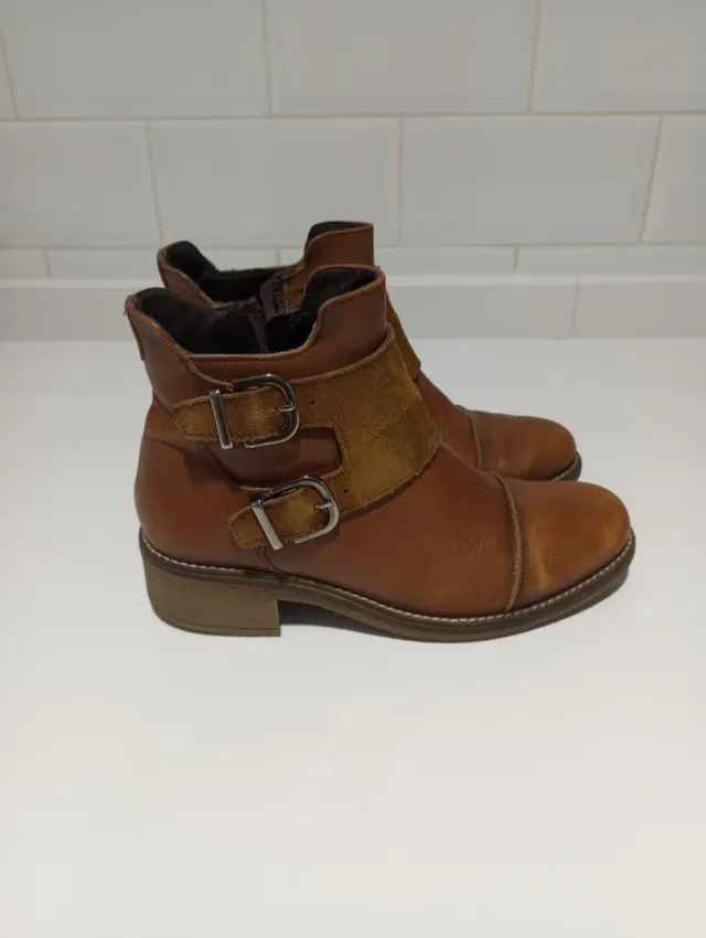 Botín marrón con hebillas