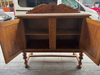 Mueble rústico tallado a mano