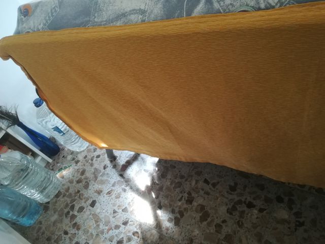 Sofá cama verde con estampado de dalias