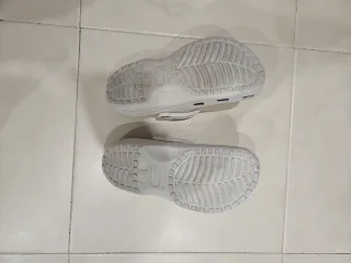 Zuecos Crocs blancos