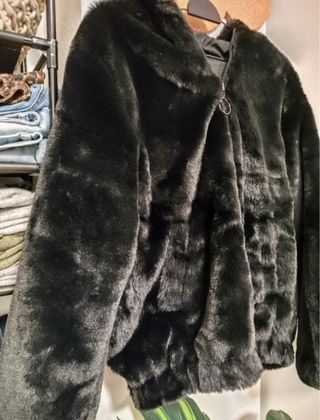 Cazadora pelo negra