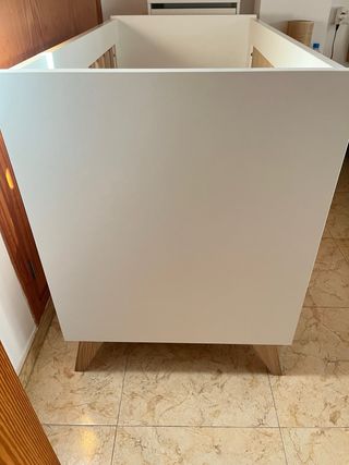 Cuna de bebé blanca con colchón