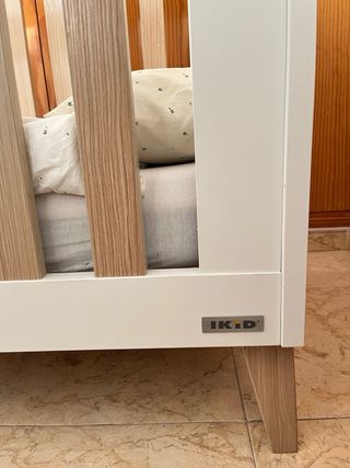 Cuna de bebé blanca con colchón