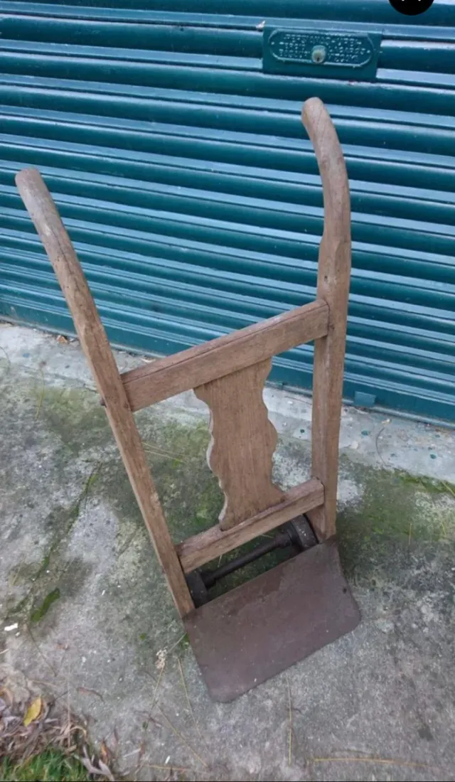 Carretilla antigua de estación de ferrocarril 