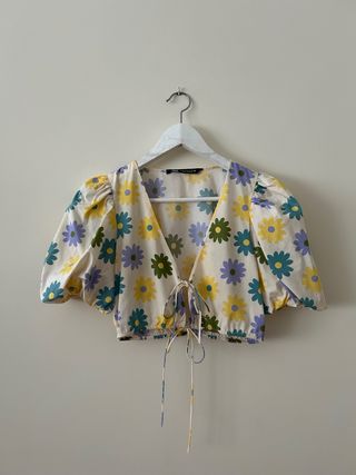 Top blanco con flores - Zara (xs)
