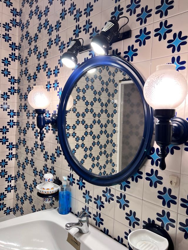 Espejo de baño azul ovalado