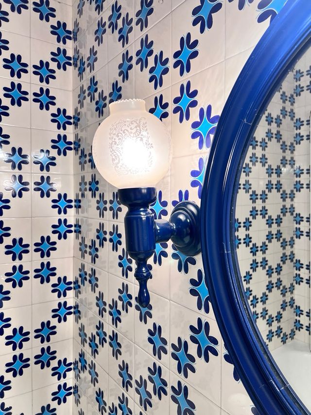 Espejo de baño azul ovalado