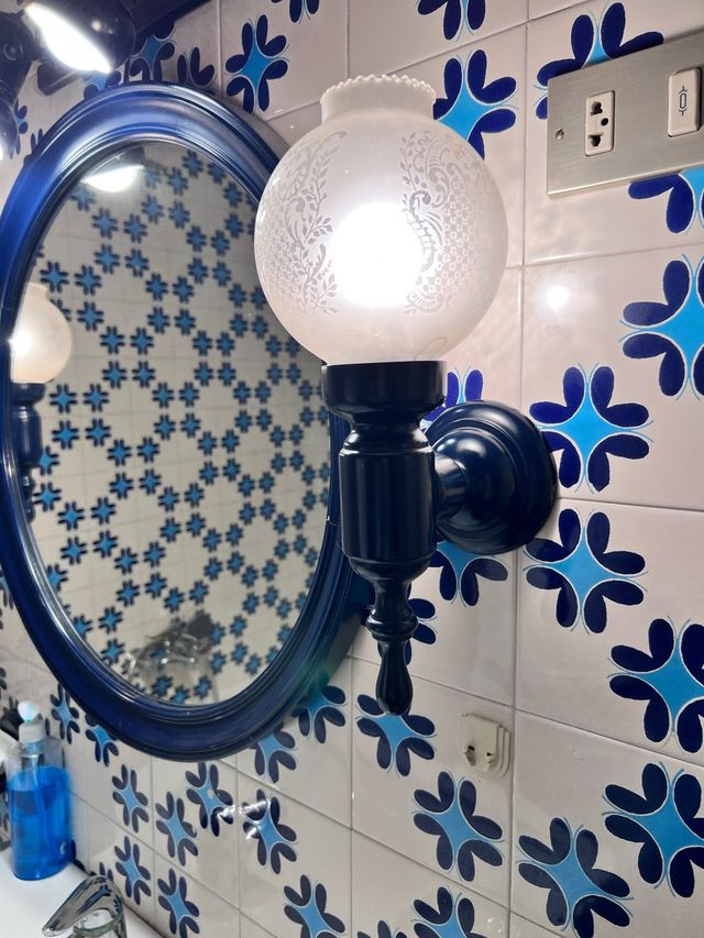 Espejo de baño azul ovalado