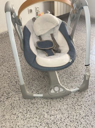 Mecedora bebé con arco de juegos