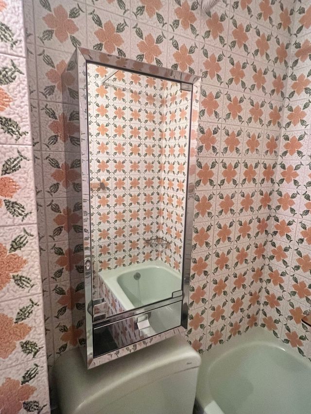 Armario espejo plateado y blanco