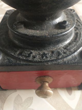 Macinino da caffè vintage in ghisa