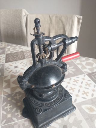 Macinino da caffè vintage in ghisa